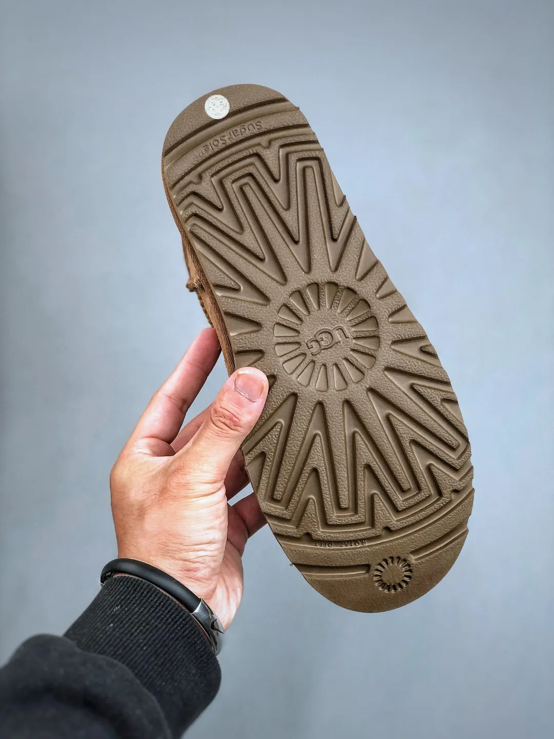 Local self-pickup 💰520 supports store placement. The top version on the market. UGG Mini thin-soled black short tube 1.5cm popular style. Produced by a major foreign trade factory in Guangzhou. Real sheep fur from toe to insole. Independent outer box packaging. Chip. Waterproof process. Different from any version on the market. 3cm thick sole, independently developed outsole, cashmere insole, keeping warm in winter, suitable for home use. In the new year, uug has launched a style series, which is partially geared towards the preferences of young consumers. It has also moved to the forefront of fashion trends. Shoe body material, water-repellent coated suede upper, 17mm UGGPURE™ implanted wool insole, lightweight non-slip and comfortable rubber outsole, with brand LOGO, and full packaging. Size: 35-44